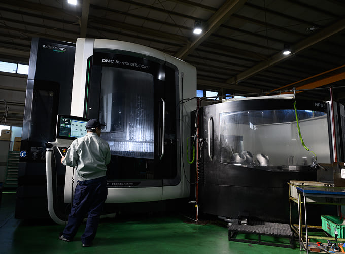 5軸制御立形マシニングセンタ