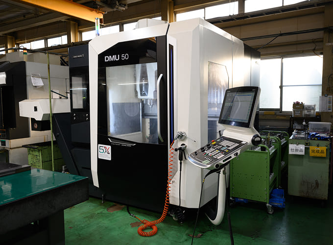 5軸制御立形マシニングセンタ